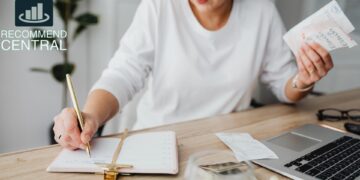 Mujer escribiendo en cuaderno representando: ¿Qué son las finanzas y por qué son fundamentales en nuestra vida?