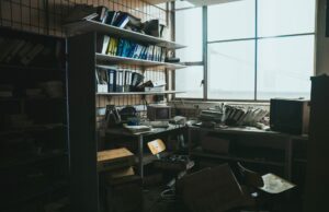 Una oficina desordenada