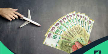 avión en miniatura y dinero que representa: ahorrar para un viaje
