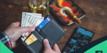 billetera con dinero y tarjeta que representan: Fraude con tarjetas de crédito