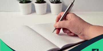 finanzas personales para estudiantes universitarios: Cuaderno y lápiz de mano que representan: