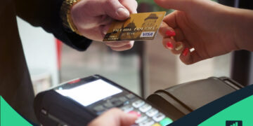 hombre pagando con tarjeta que representa: Diferencia entre tarjeta de crédito y de débito