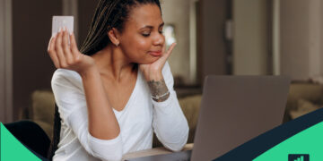 mujer con tarjeta y computadora representando: ¿Qué es el Buró de crédito?