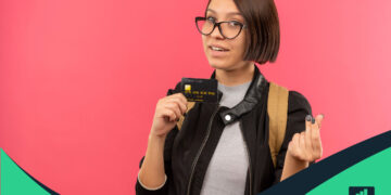 Estudiante con tarjeta de crédito en manoestudiante con tarjeta de crédito en mano