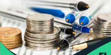 fondeo en finanzas: muchas monedas y bolígrafos